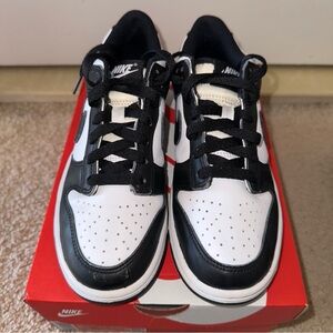 Nike White/Blk Dunks Low-pre owned size 5.5